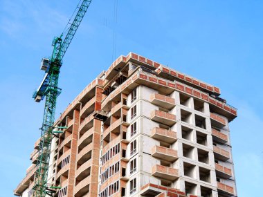 Bina yapım aşamasında yakınındaki vinç kaldırma. Şantiye.