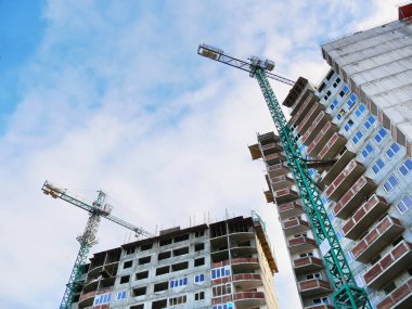 İki kule vinç building yakınındaki. İnşaat alanı.