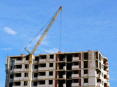 İnşaat alanında. Şantiye vinç ve bina ile.