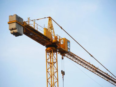 Kule vinç. Mavi gökyüzü inşaat vinç.