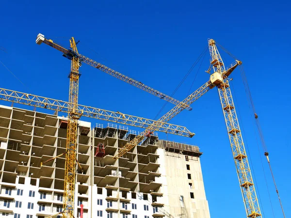 Planta Construcción Con Dos Grúas Torre Dos Grúas Cerca Del — Foto de Stock