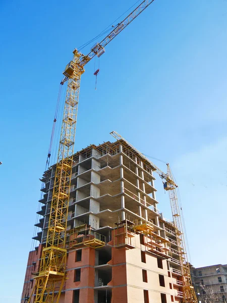 Bau Eines Wolkenkratzers Zwei Kräne Der Nähe Des Gebäudes Baustelle — Stockfoto