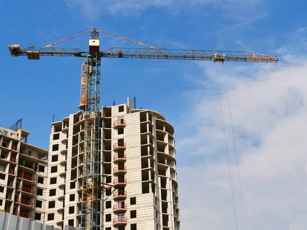 Gebäude Und Kran Bau Vor Blauem Himmel — Stockfoto