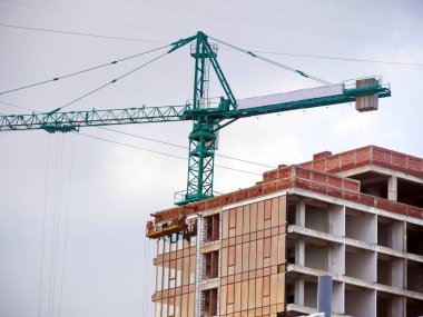 Kule vinci ve bina faaliyeti. İnşaat alanı arka planı.