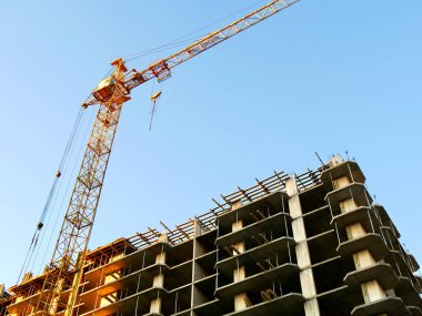 Endüstriyel vinç mavi gökyüzü karşı building yakınındaki. İnşaat si