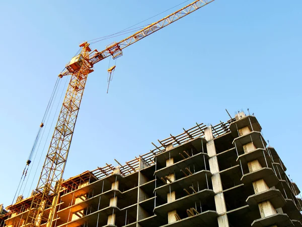 Industriekran in Baunähe vor blauem Himmel. Baumaßnahmen — Stockfoto