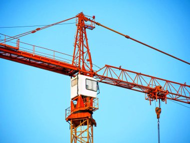 Bir inşaat vinç close-up. Vinç. Kendi kendine ereksiyon vinç. Co