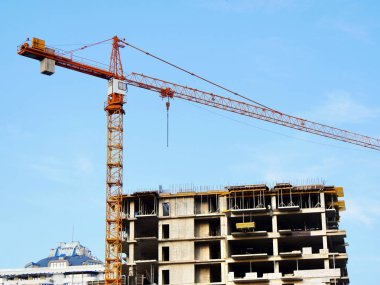 Yapım aşamasında. Building yakınındaki Vinçler. İnşaat alanı