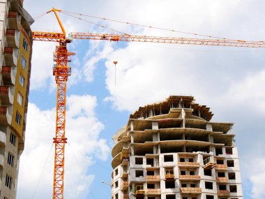 Gökdelen inşaat. Building yakınındaki büyük vinç. İnşaat 