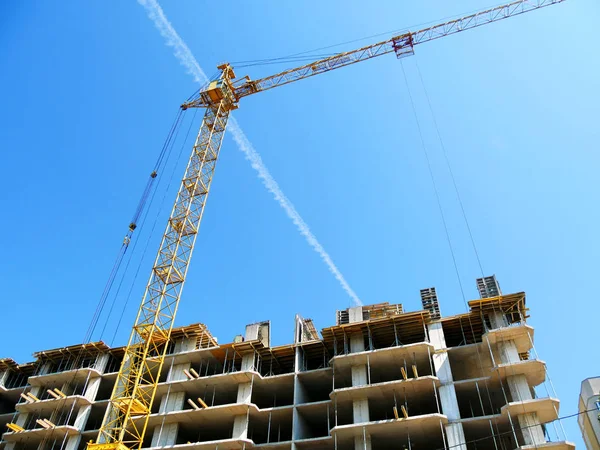 Huge crane near building. Crane and building activity. Construct — Stock Photo, Image