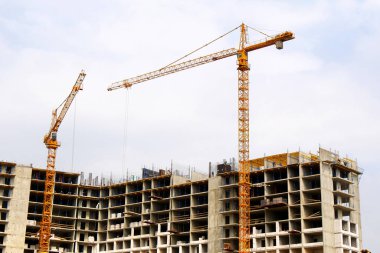 İnşaat site arka plan. Vinçler ve yeni multi-stor kaldırma