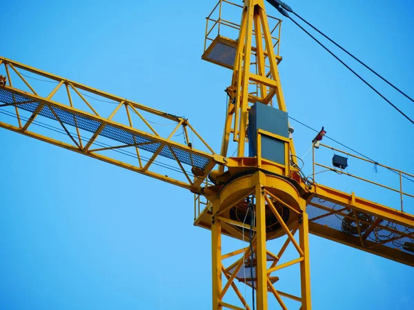 Crane. De cerca. Grúa Srlf-erección contra cielo azul. Construir — Foto de Stock