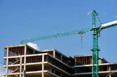 Endüstriyel arka plan. Vinç binaya yakın. Vinç ve bina bir