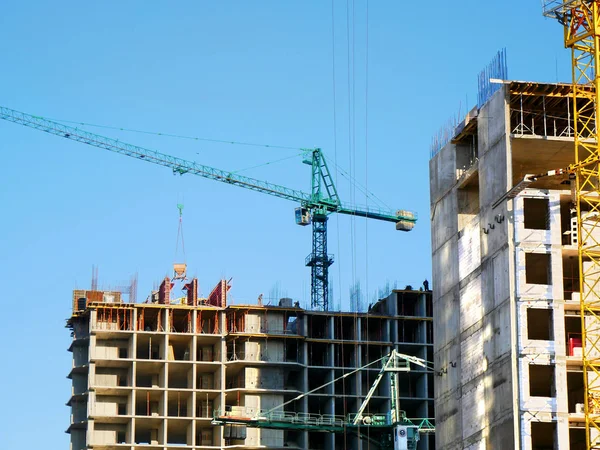 Lugar de construcción. Edificios de varias plantas de gran altura bajo constr — Foto de Stock