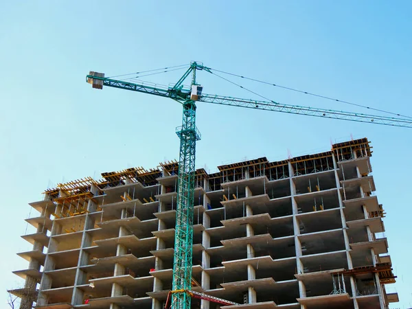 Baustelle. Hochhaus-Hochhaus unter Beschuss — Stockfoto