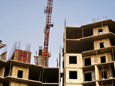 İnşaat alanı geçmişi. Crane binanın yanında..