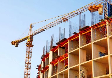Bina yapım aşamasında. İnşaat alanında. Yapı vinç