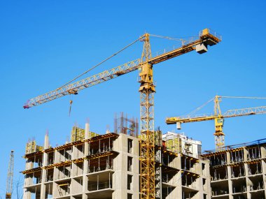 İki Vinçler building yakınındaki. Bina inşaat altında beton. 