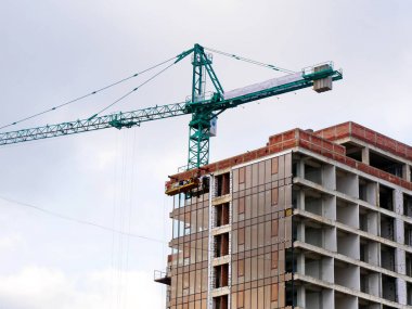 Şantiye. Vinç ve inşaat faaliyeti. Modern bina 