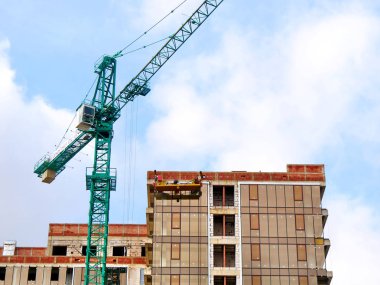 Bina yapım aşamasında. İnşaat alanında. Yapı vinç