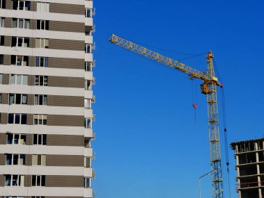 Bina yapım aşamasında. İnşaat alanında. Yapı vinç