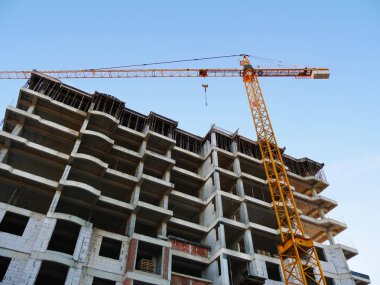 Vinç ve bina ile şantiye. Gökdelenler inşa