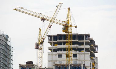 İki kule vinç ve inşaat faaliyeti. Şantiye backgr