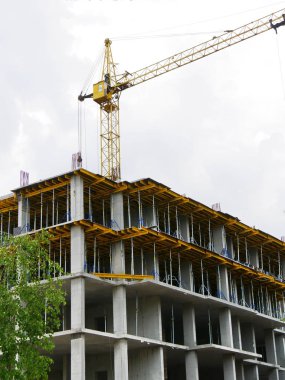 Bina yakınındaki vinç. Beton bina inşaat altında. Const
