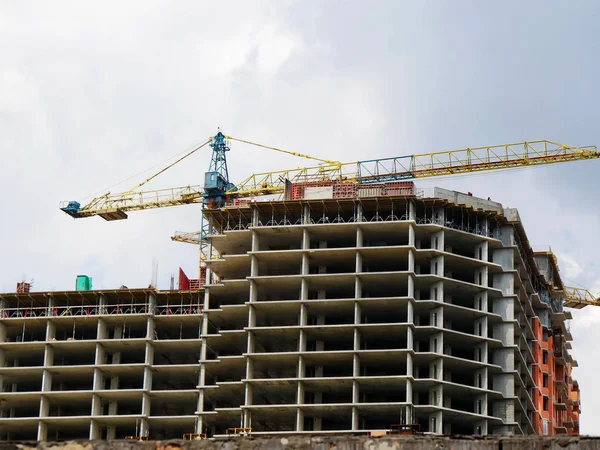 Şantiye arka planı. Vinç binanın yanında. Endüstriyel ba