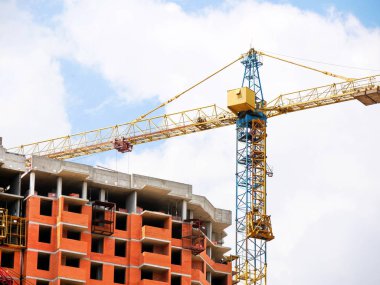 Şantiye arka planı. Altında yüksek katlı kırmızı tuğla bina