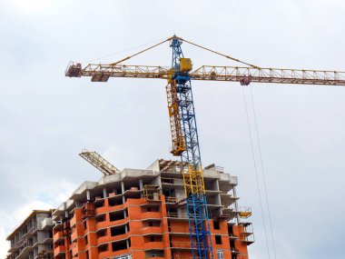 Vinç ve bina aktivite kaldırma. İnşaat alanı. Konstrük