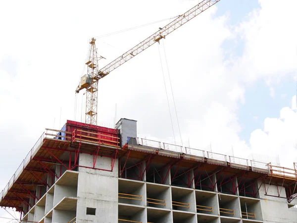 Trabajo en el sitio de construcción. Grúas elevadoras y acti de construcción — Foto de Stock