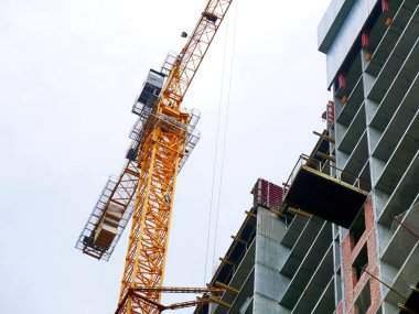 Vinç. Beton bina yakın kendinden montaj vinç. Inşaat 