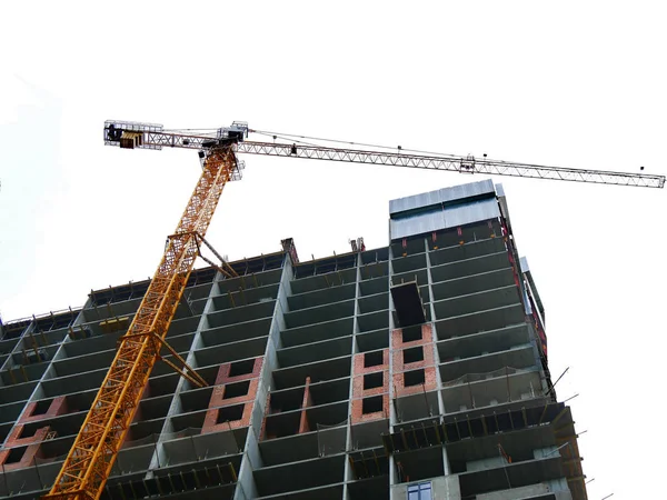 İnşaat altında beton bina. İnşaat alanı. Vinç n