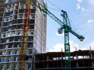 İnşaat alanı. Yüksek yüksekliğindeki çok katlı binalar