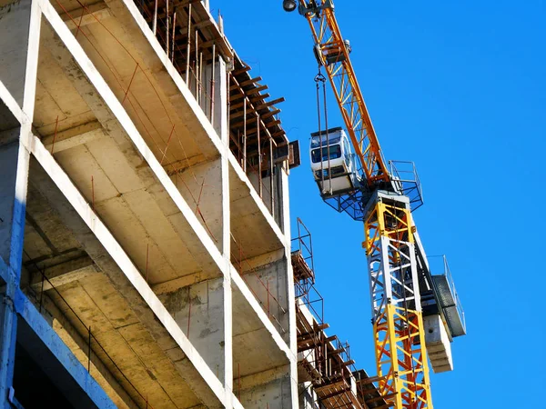 İnşaat altında beton bina. İnşaat alanı. Constru