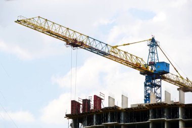 Binanın yakınında inşaat vinç. Bina vinç altında yapı