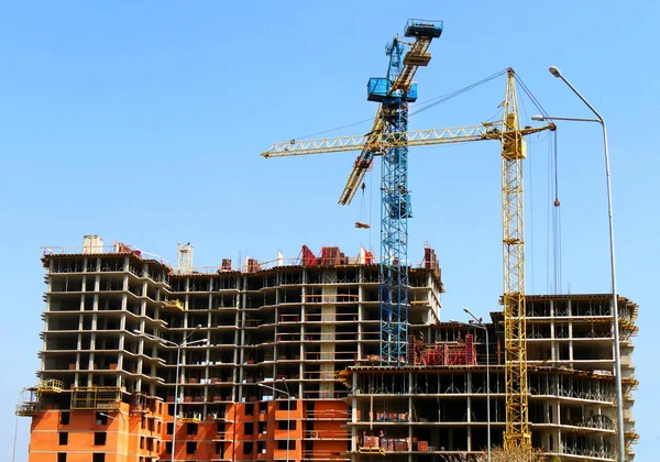 Baustelle mit Kran und Gebäude. Zwei Kräne kurz vor dem Bau — Stockfoto