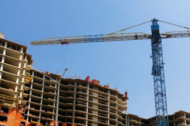 İnşaat site arka plan. Vinçler ve yeni multi-stor kaldırma