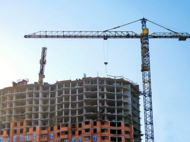 Şantiye arka plan. Vinç ve yapı altında inşa