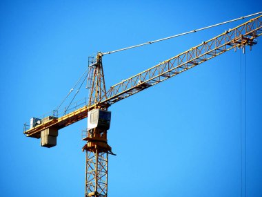 Gökyüzüne karşı İnşaat Vinç. Kule vinci yakın. Teknolojileri