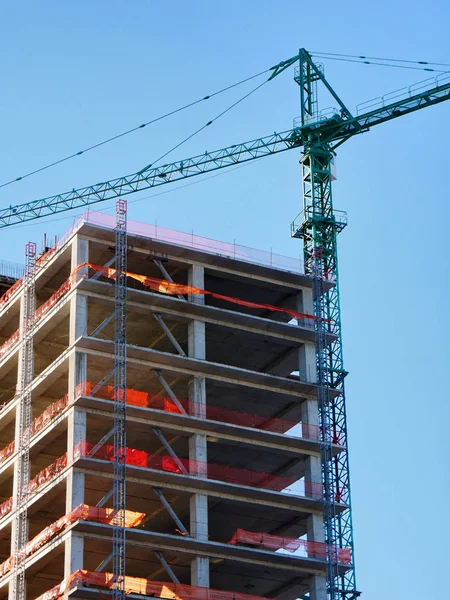 Hintergrund der Baustelle. Kran in der Nähe des Gebäudes. Baumaßnahmen — Stockfoto