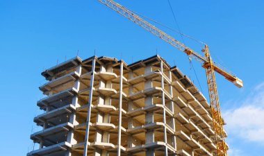 Şantiye. Vinçli şantiye. Beton bina u