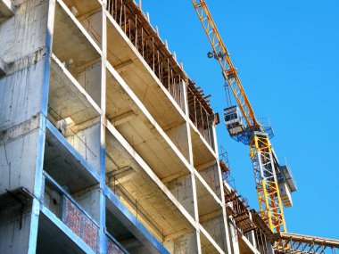 Endüstriyel vinç mavi gökyüzü karşı building yakınındaki. İnşaat si