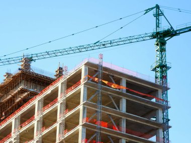 İnşaat site arka plan. Vinçler ve yeni multi-stor kaldırma