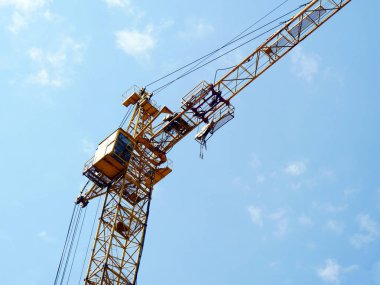 Vinç. İnşaat vinci. Mavi gökyüzüne karşı büyük vinç. Öz-ere