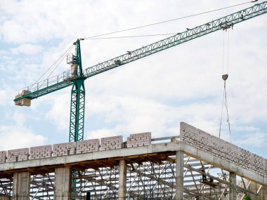 Vinç ve bina ile şantiye. Endüstriyel arka plan