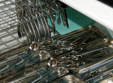 Hijyenik proses için özel bir kapta diş aletleri