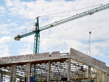 Kule vinci ve bina faaliyeti. İnşaat alanı arka planı.