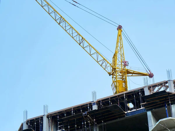 Edificio en construcción. Lugar de construcción. Grúa cerca de construir — Foto de Stock